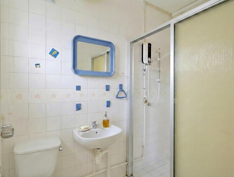 337 Tampines Street 32 HDB Flat For Sale at S$ 950,000 | PropertyGuru Singapore - Master toilet