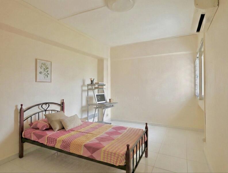 337 Tampines Street 32 HDB Flat For Sale at S$ 950,000 | PropertyGuru Singapore - Bedroom 2