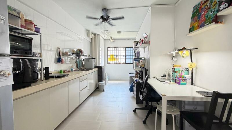 206 Bukit Batok Street 21 HDB Flat For Sale at S$ 428,000 | PropertyGuru Singapore - Kitchen