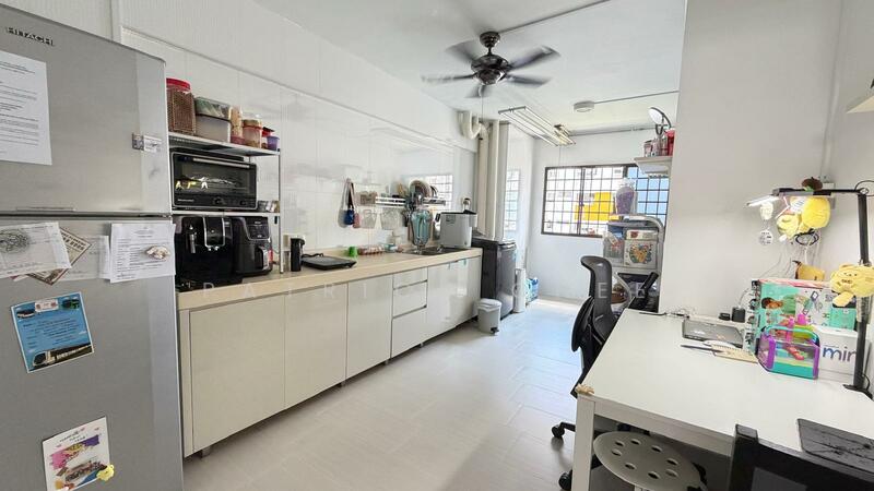 206 Bukit Batok Street 21 HDB Flat For Sale at S$ 428,000 | PropertyGuru Singapore - Kitchen