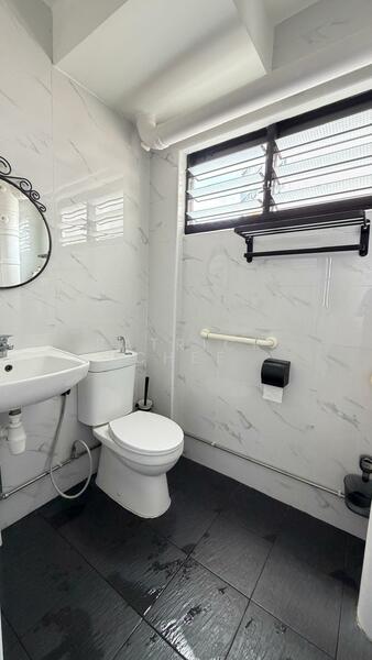 206 Bukit Batok Street 21 HDB Flat For Sale at S$ 428,000 | PropertyGuru Singapore - Bathroom