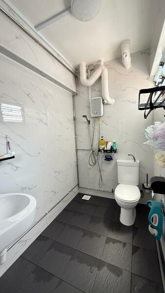 206 Bukit Batok Street 21 HDB Flat For Sale at S$ 428,000 | PropertyGuru Singapore - Bathroom