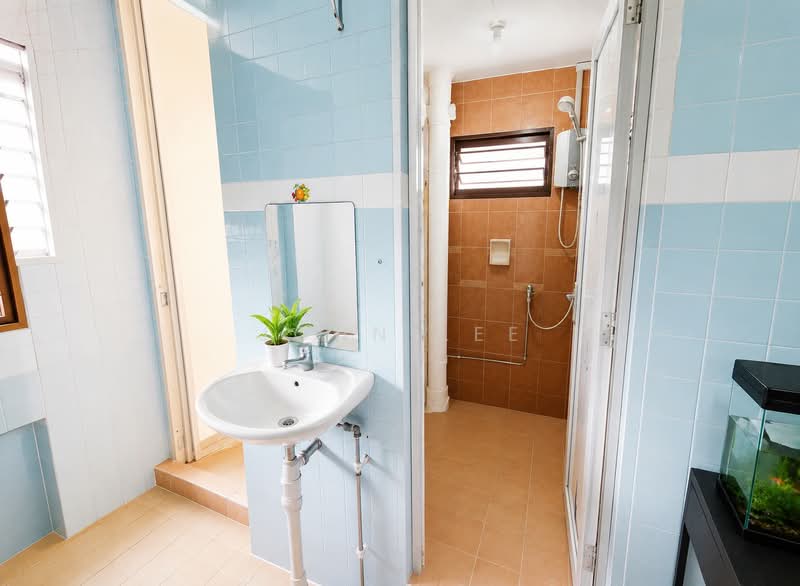 214 Lorong 8 Toa Payoh, 214 Lorong 8 Toa Payoh, 3 Bedrooms, 883 sqft, HDB Flat For Sale, by John Lee, 500052496 - Bathroom - PropertyGuru.com.sg