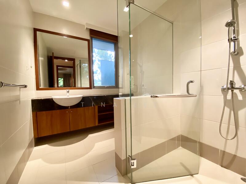 Cluny Park, Cluny Park, 5 Bedrooms, 7,736 sqft, Detached House For Rent, by Tina Lee, 500052592 - Bathroom - PropertyGuru.com.sg