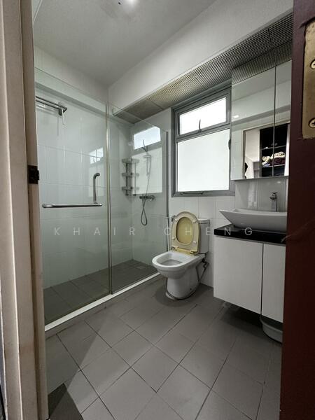 802B Keat Hong Close HDB Flat For Sale at S$ 585,000 | PropertyGuru Singapore - Bathroom