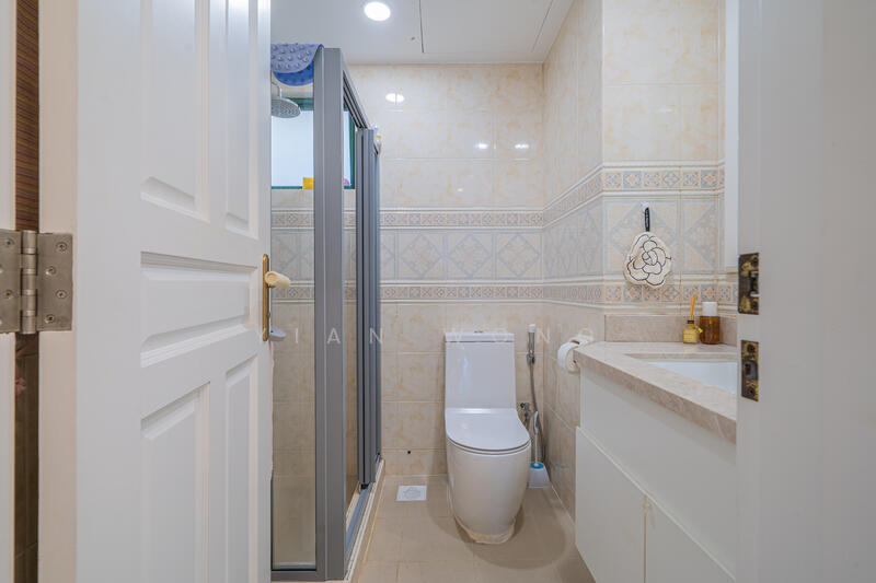 Hillview Heights Condominium For Sale at S$ 2,200,000 | PropertyGuru Singapore - Bathroom