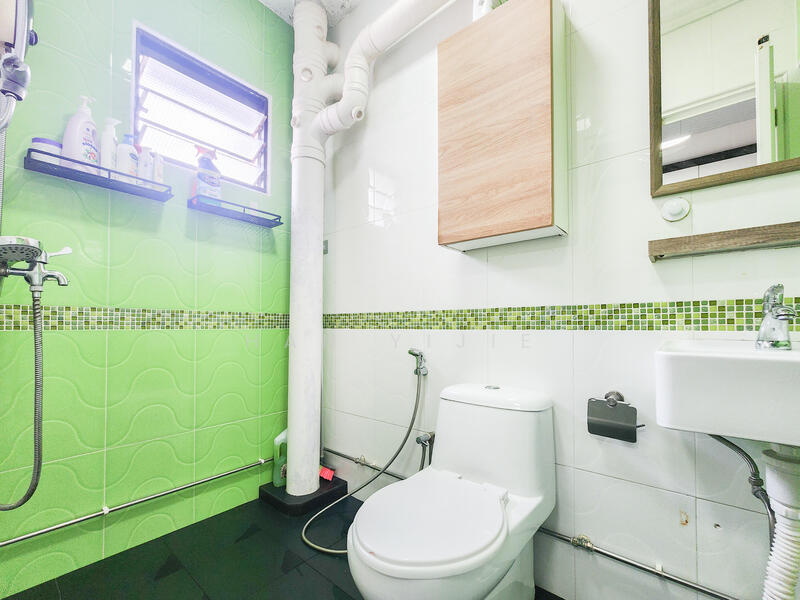 70 Redhill Close HDB Flat For Sale at S$ 899,000 | PropertyGuru Singapore - Bathroom