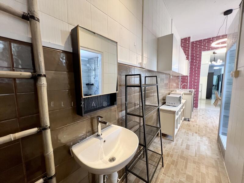 Cheap coliving rooms @ Tanjong Katong road, Tanjong Katong Road, Room Rental, 100 sqft, Shophouse For Rent, by Elizabeth Mok, 500052709 - Bathroom 3 washbasin - PropertyGuru.com.sg
