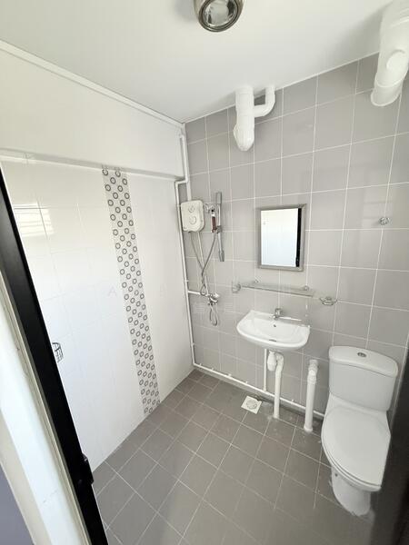 279 Yishun Street 22, 279 Yishun Street 22, 3 Bedrooms, 904 sqft, HDB Flat For Rent, by Abby Poh (傅鏸葿), 500052743 - Master Bedroom Bathroom - PropertyGuru.com.sg