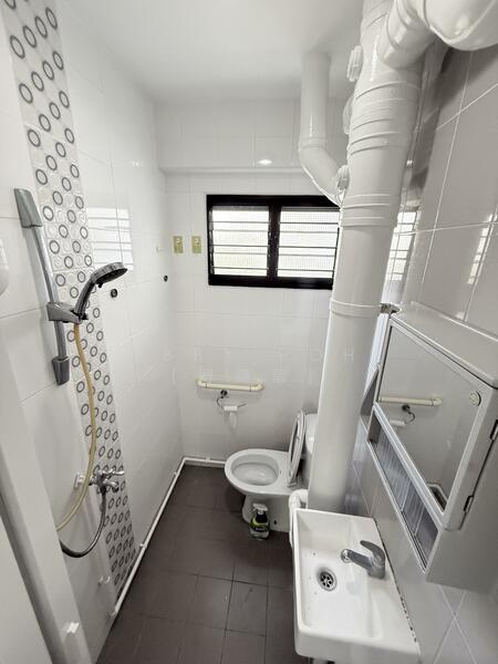 279 Yishun Street 22, 279 Yishun Street 22, 3 Bedrooms, 904 sqft, HDB Flat For Rent, by Abby Poh (傅鏸葿), 500052743 - Common Bathroom - PropertyGuru.com.sg