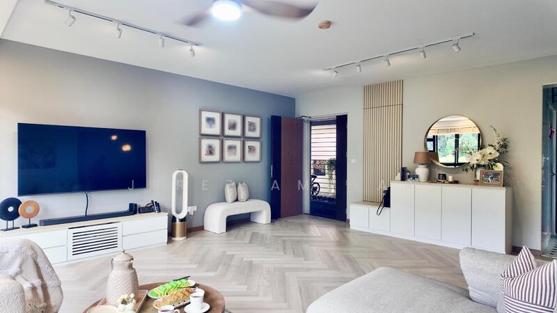 467B Bukit Batok West Avenue 9 HDB Flat For Sale at S$ 860,000 | PropertyGuru Singapore - Living Room