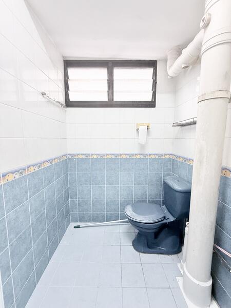 130 Ang Mo Kio Avenue 3 HDB Flat For Sale at S$ 520,000 | PropertyGuru Singapore - Bathroom