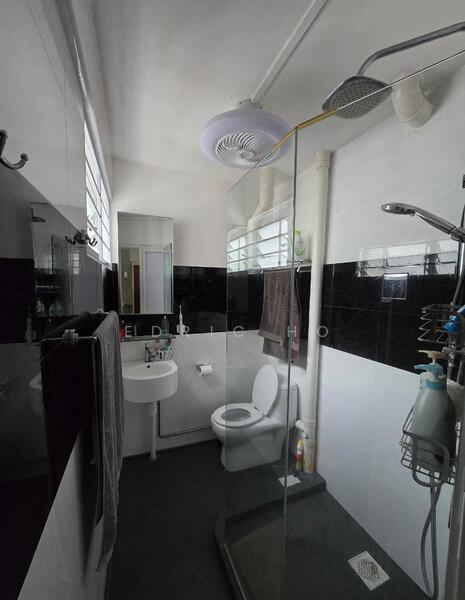 313 Shunfu Road HDB Flat For Sale at S$ 838,000 | PropertyGuru Singapore - Bathroom
