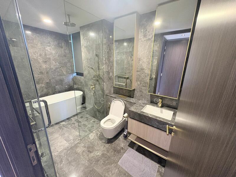 Meyer Mansion Condominium For Sale at S$ 4,850,000 | PropertyGuru Singapore - Master Bathroom with bathtub