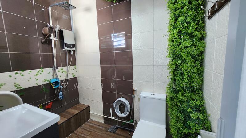 236 Tampines Street 21 HDB Flat For Sale at S$ 590,000 | PropertyGuru Singapore - Bathroom