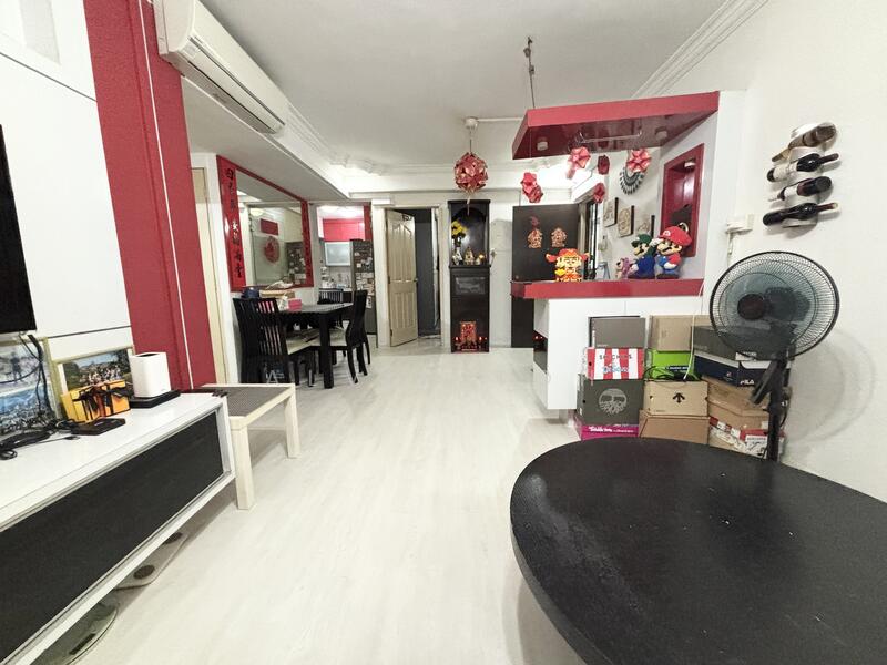 604 Woodlands Drive 42 HDB Flat For Sale at S$ 548,000 | PropertyGuru Singapore - Living Room