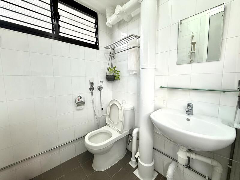 351 Clementi Avenue 2 HDB Flat For Sale at S$ 558,000 | PropertyGuru Singapore - Bathroom