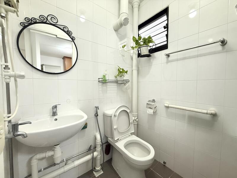 351 Clementi Avenue 2 HDB Flat For Sale at S$ 558,000 | PropertyGuru Singapore - Bathroom