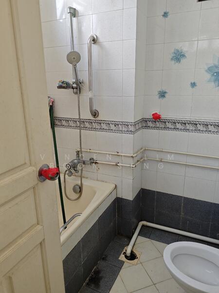 Shan Gate Apartments, 2 Shan Road, 3 Bedrooms, 1,216 sqft, Apartment For Rent, by Vincent Lim Boon Seng, 500052912 - Master Bathroom - PropertyGuru.com.sg