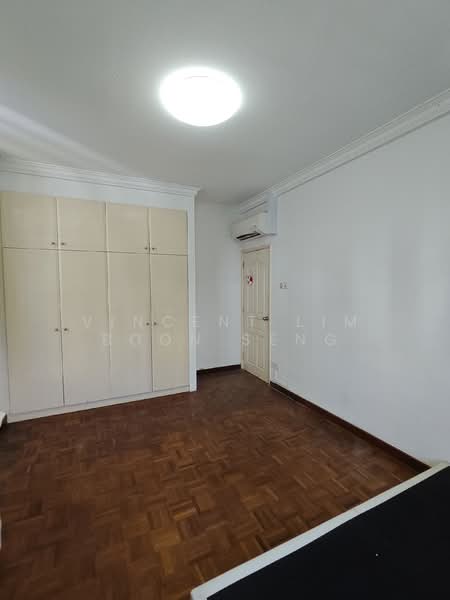 Shan Gate Apartments, 2 Shan Road, 3 Bedrooms, 1,216 sqft, Apartment For Rent, by Vincent Lim Boon Seng, 500052912 - Master Bedroom - PropertyGuru.com.sg