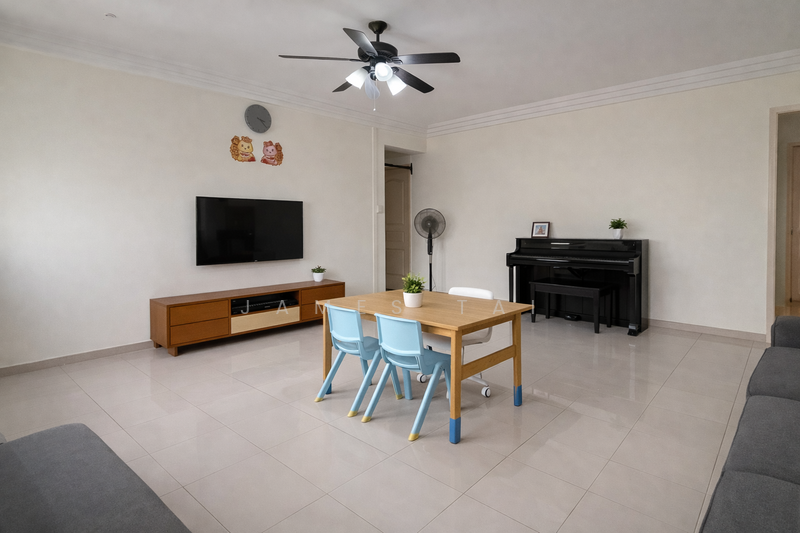 761 Jurong West Street 74 HDB Flat For Sale at S$ 820,000 | PropertyGuru Singapore - Living Room