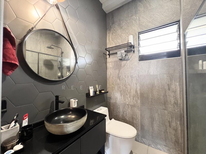 467B Bukit Batok West Avenue 9 HDB Flat For Sale at S$ 900,000 | PropertyGuru Singapore - Bathroom