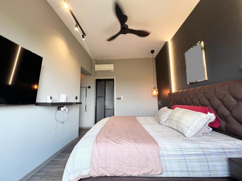 467B Bukit Batok West Avenue 9 HDB Flat For Sale at S$ 900,000 | PropertyGuru Singapore - Master Bedroom