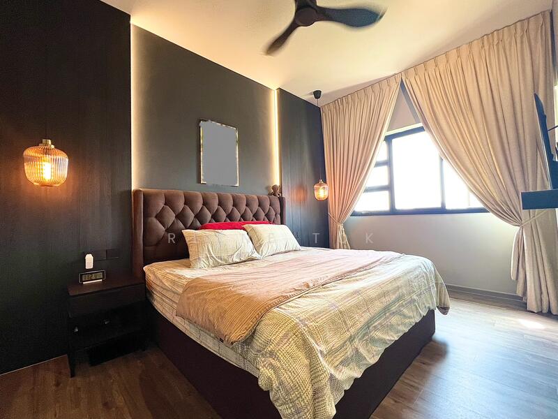 467B Bukit Batok West Avenue 9 HDB Flat For Sale at S$ 900,000 | PropertyGuru Singapore - Master Bedroom