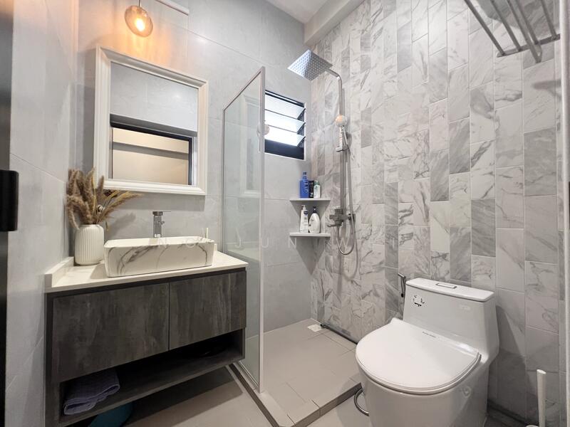 467B Bukit Batok West Avenue 9 HDB Flat For Sale at S$ 900,000 | PropertyGuru Singapore - Bathroom