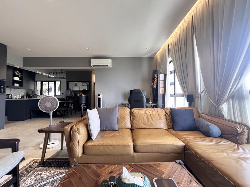 467B Bukit Batok West Avenue 9 HDB Flat For Sale at S$ 900,000 | PropertyGuru Singapore - Living Room