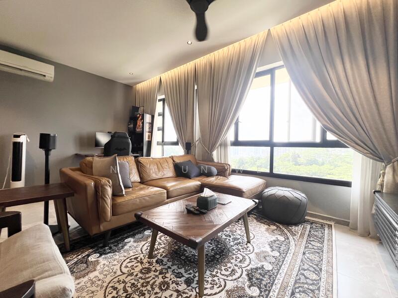467B Bukit Batok West Avenue 9 HDB Flat For Sale at S$ 900,000 | PropertyGuru Singapore - Living Room