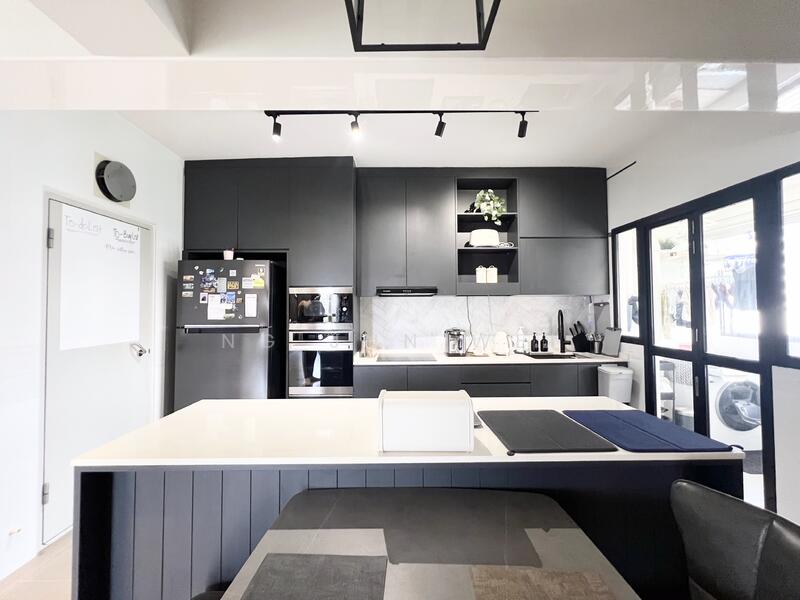 467B Bukit Batok West Avenue 9 HDB Flat For Sale at S$ 900,000 | PropertyGuru Singapore - Kitchen