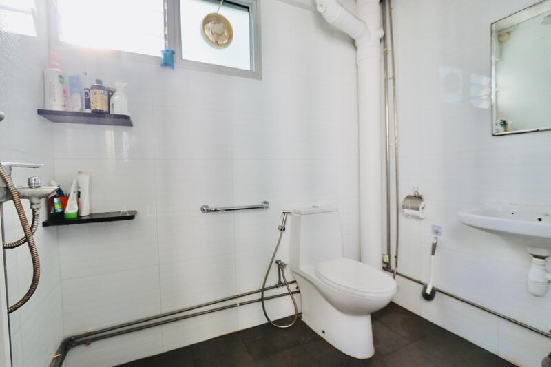 330 Serangoon Avenue 3 HDB Flat For Sale at S$ 900,000 | PropertyGuru Singapore - Common bathroom