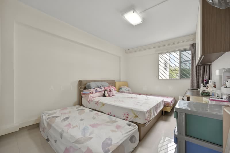 330 Serangoon Avenue 3, 330 Serangoon Avenue 3, 3 Bedrooms, 1,108 sqft, HDB Flat For Sale, by Alice Ng 黄素芳, 500052970 - Common room fits 3 beds - PropertyGuru.com.sg