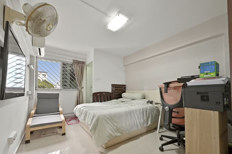 330 Serangoon Avenue 3, 330 Serangoon Avenue 3, 3 Bedrooms, 1,108 sqft, HDB Flat For Sale, by Alice Ng 黄素芳, 500052970 - Master bedroom fits king bed comfortably - PropertyGuru.com.sg