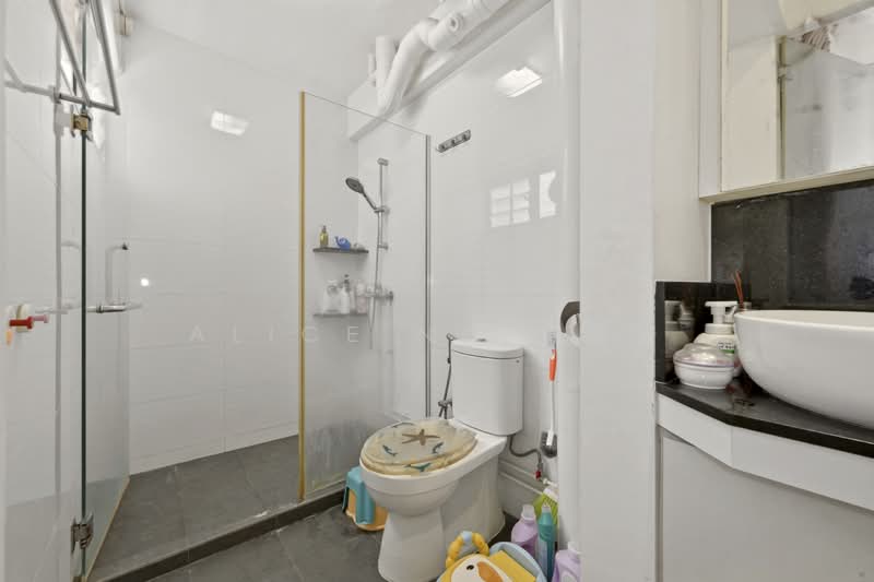 330 Serangoon Avenue 3, 330 Serangoon Avenue 3, 3 Bedrooms, 1,108 sqft, HDB Flat For Sale, by Alice Ng 黄素芳, 500052970 - Bathroom - PropertyGuru.com.sg