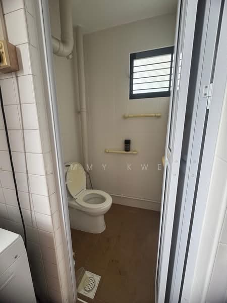 107 Serangoon North Avenue 1, 107 Serangoon North Avenue 1, 2 Bedrooms, 645 sqft, HDB Flat For Rent, by Jimmy Kwek, 500053025 - Bathroom - PropertyGuru.com.sg