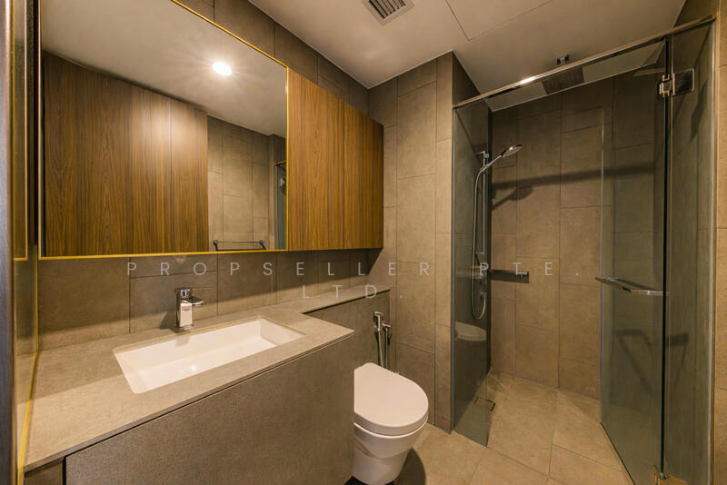 Midtown Modern Condominium For Sale at S$ 1,500,000 | PropertyGuru Singapore - Bathroom