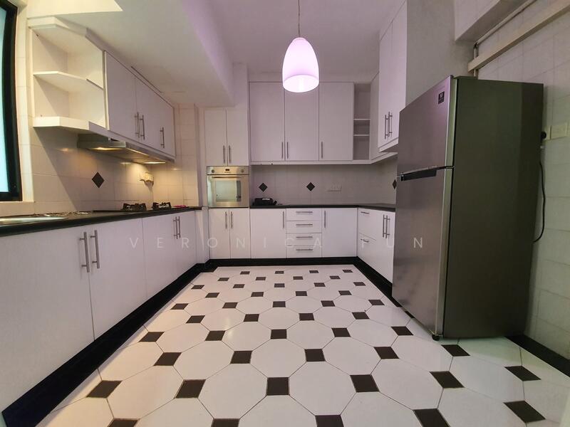 Hillcrest Arcadia Condominium For Sale at S$ 2,800,000 | PropertyGuru Singapore - Kitchen