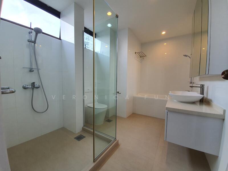 Hillcrest Arcadia Condominium For Sale at S$ 2,800,000 | PropertyGuru Singapore - Bathroom