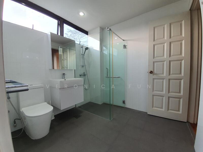 Hillcrest Arcadia Condominium For Sale at S$ 2,800,000 | PropertyGuru Singapore - Bathroom