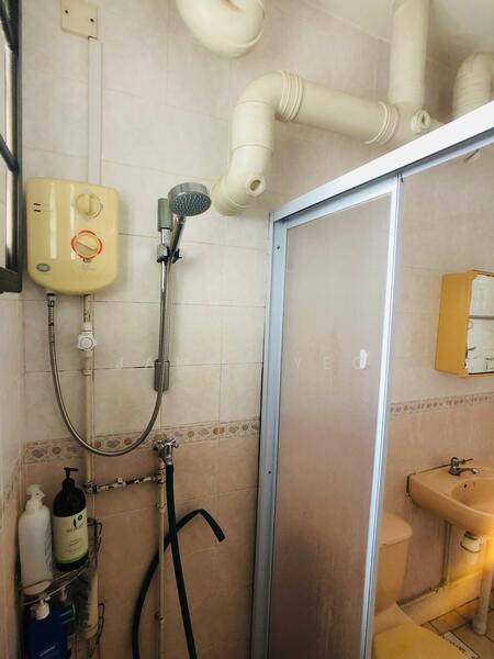 296C Compassvale Crescent, 296C Compassvale Crescent, 3 Bedrooms, 1,195 sqft, HDB Flat For Rent, by James Yeo, 500053135 - Bathroom - PropertyGuru.com.sg