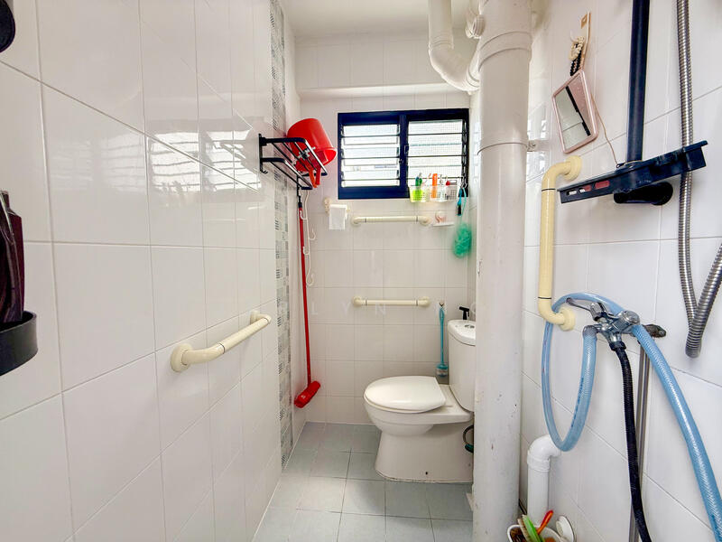 218 Petir Road HDB Flat For Sale at S$ 520,000 | PropertyGuru Singapore - Bathroom