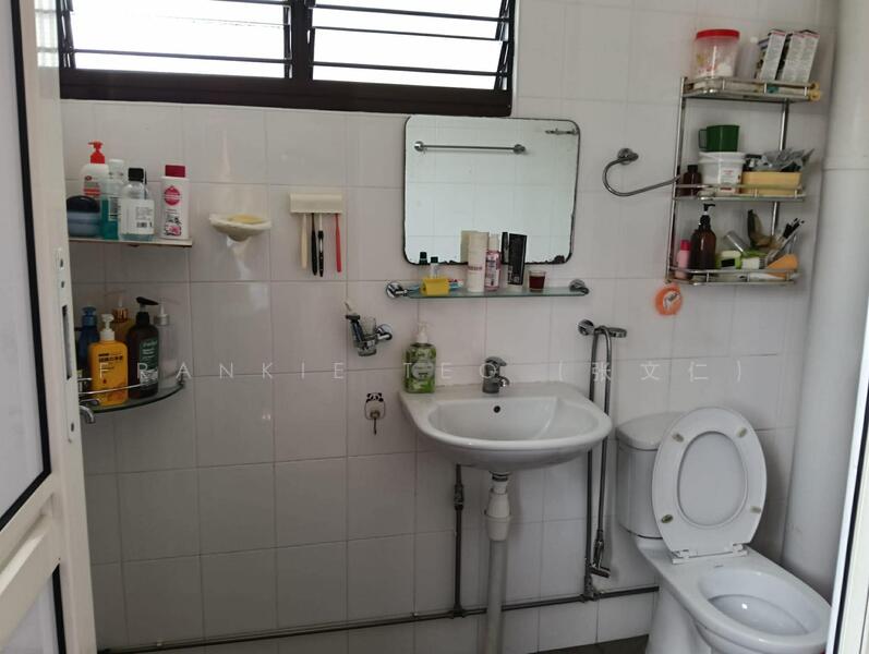 231 Bukit Batok East Avenue 5, 231 Bukit Batok East Avenue 5, Room Rental, 150 sqft, HDB Flat For Rent, by Frankie Teo (张文仁), 500053200 - Blk 511 Bathroom - PropertyGuru.com.sg