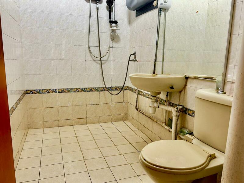 653A Jurong West Street 61 HDB Flat For Sale at S$ 628,000 | PropertyGuru Singapore - Bathroom