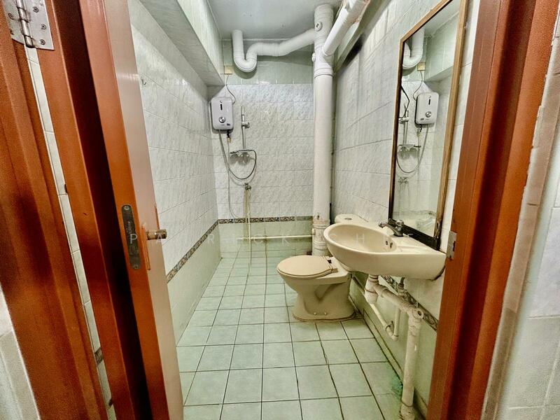 653A Jurong West Street 61 HDB Flat For Sale at S$ 628,000 | PropertyGuru Singapore - Bathroom