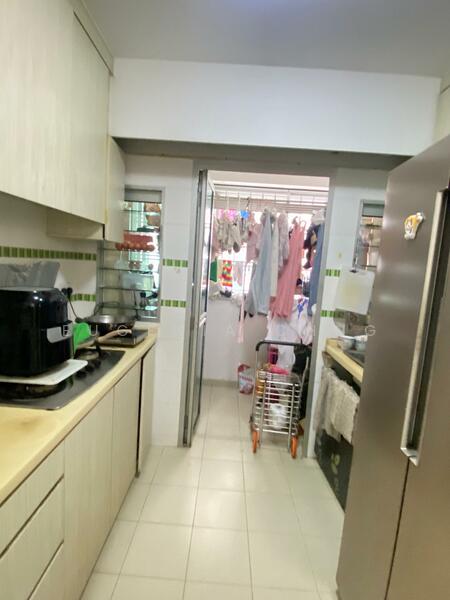 452 Yishun Ring Road HDB Flat For Sale at S$ 470,000 | PropertyGuru Singapore - Kitchen