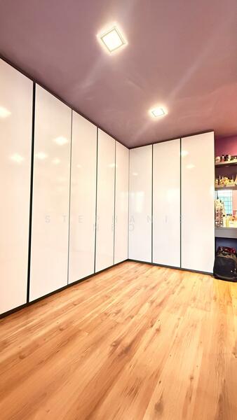 41 Teban Gardens Road HDB Flat For Sale at S$ 540,000 | PropertyGuru Singapore - Master wardrobe and vanity area