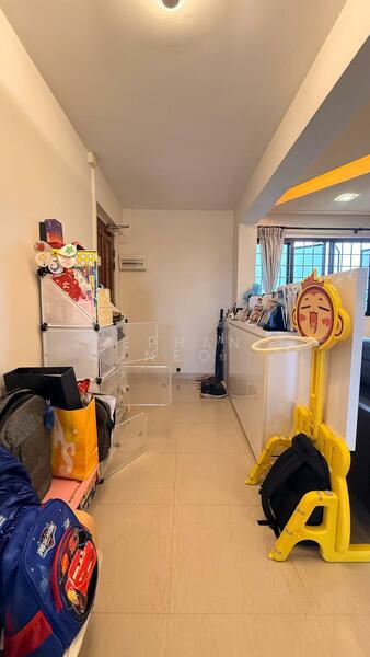 41 Teban Gardens Road HDB Flat For Sale at S$ 540,000 | PropertyGuru Singapore - Foyer Area