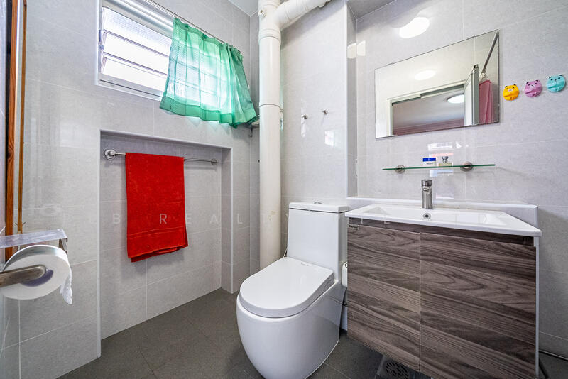 526 Choa Chu Kang Street 51 HDB Flat For Sale at S$ 798,000 | PropertyGuru Singapore - Bathroom